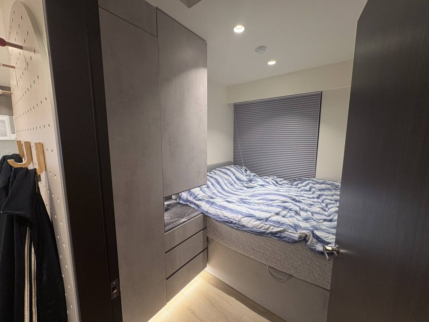 臥室系統衣櫃與床邊收納設計