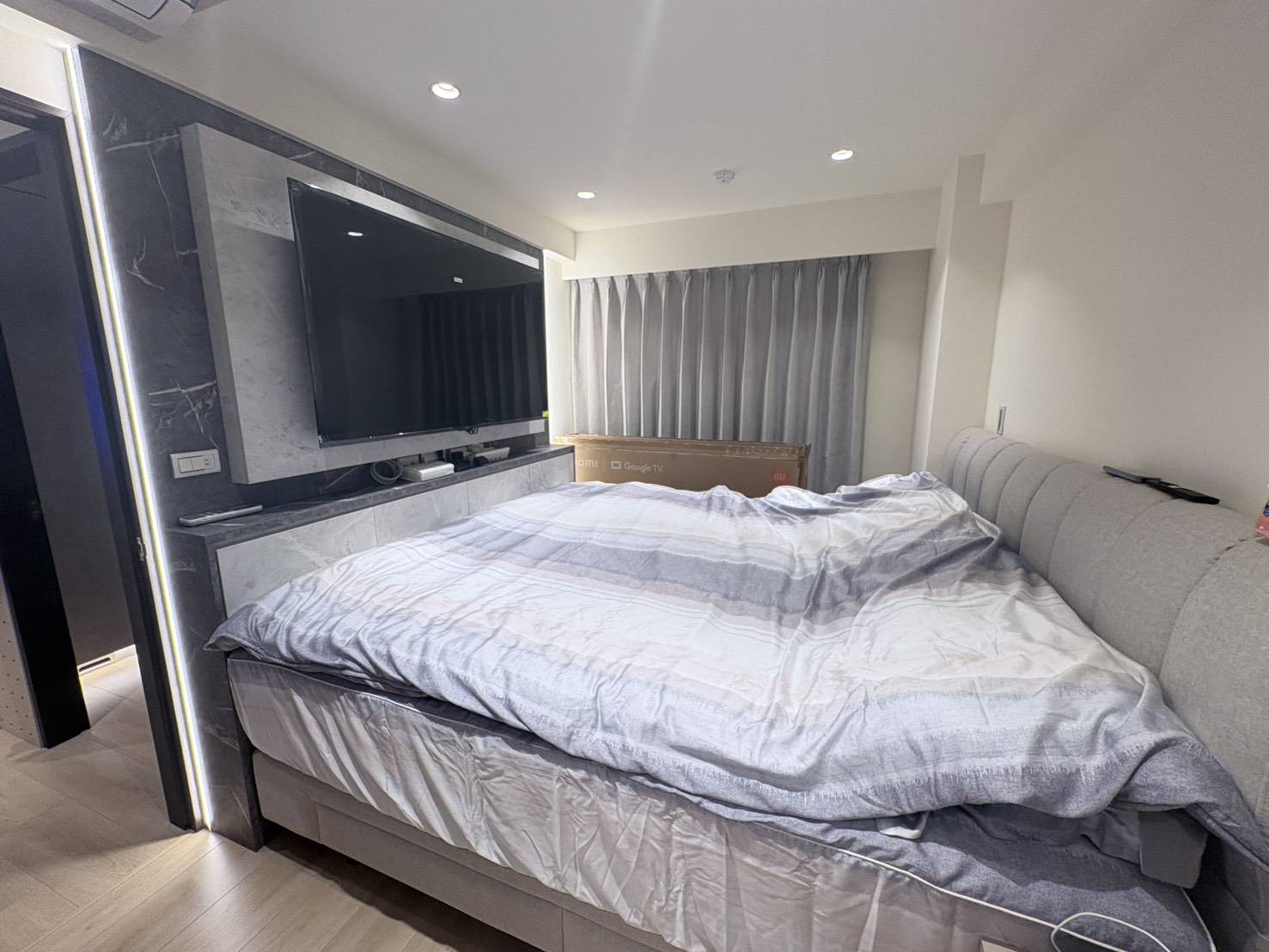 主臥室系統床組與電視櫃配置